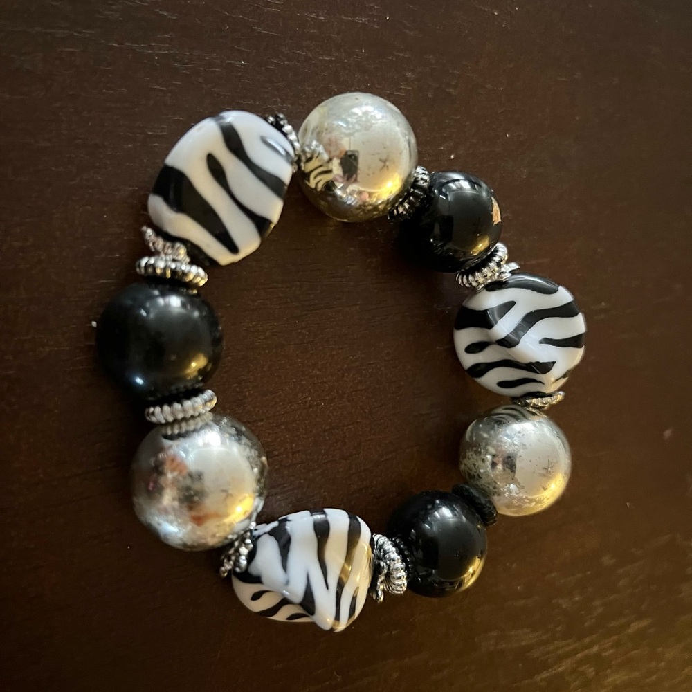 Elegant Black and White Beaded Bracelet